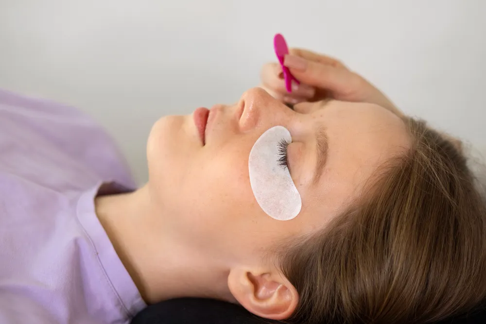 Image of NY Brows and Threading Salon offering lash lift services.