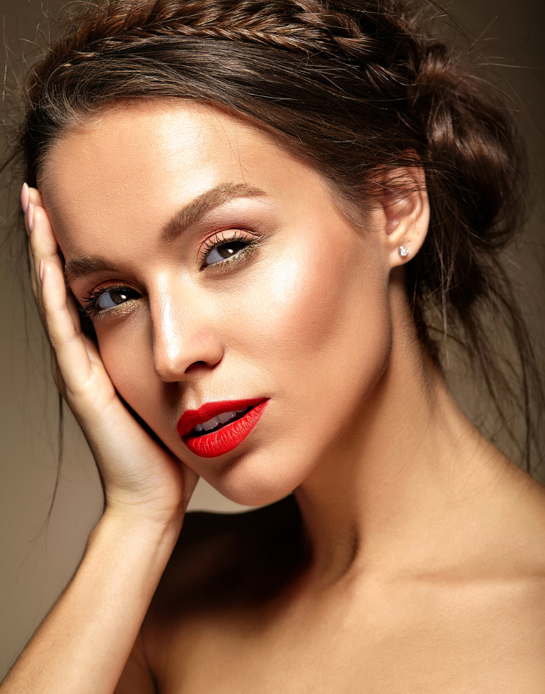 Image of NY Brows and Threading Salon offering eyebrow threading, waxing, and organic facial beauty services.
